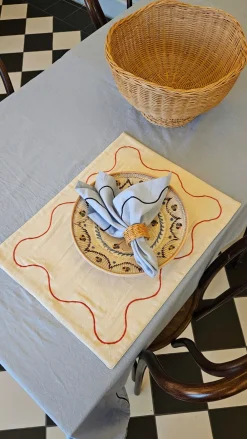 Jou Quilts Curved embroidery table cloth