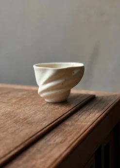 Studio Aarhus Shell Swan cup espresso White Best